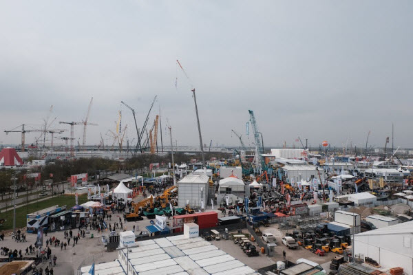 Kranen bij Bauma 2019, vanaf de Selfie Toren