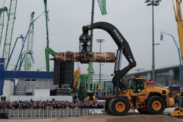 Mascus bij Bauma 2019. Bezoekers verzamelen zich voor de Volvo-show