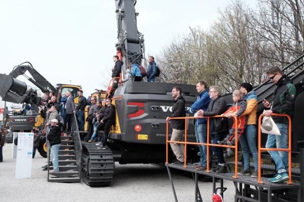 Mascus at Bauma 2019. Visitantes da Bauma assistir ao show da Volvo CE